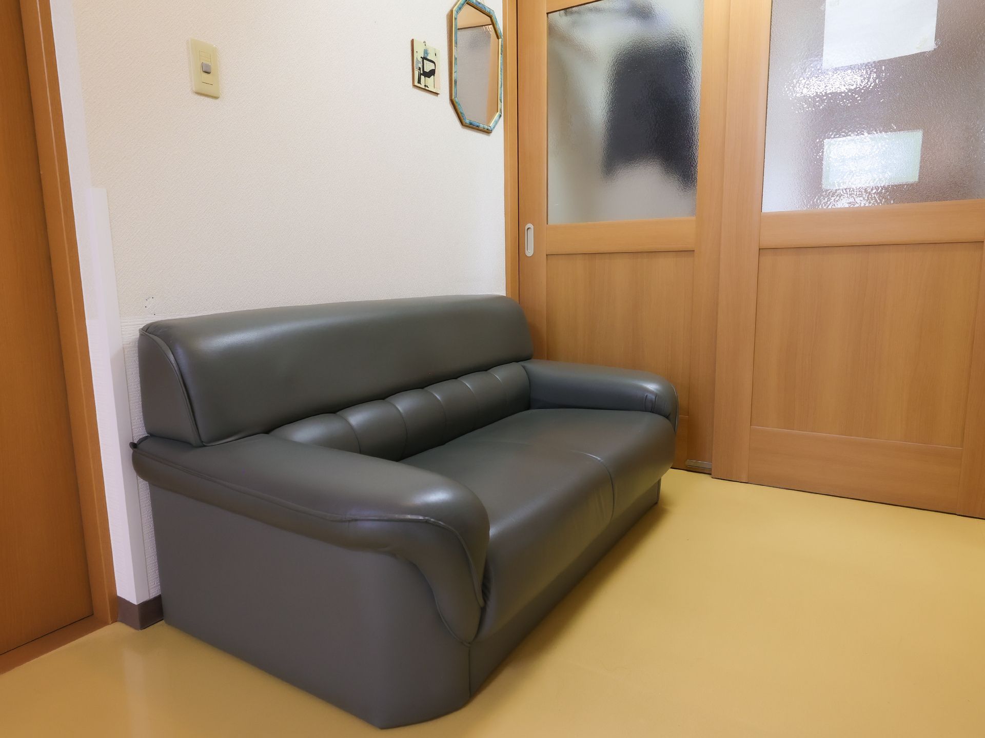 ソファーが設置されている共有スペース