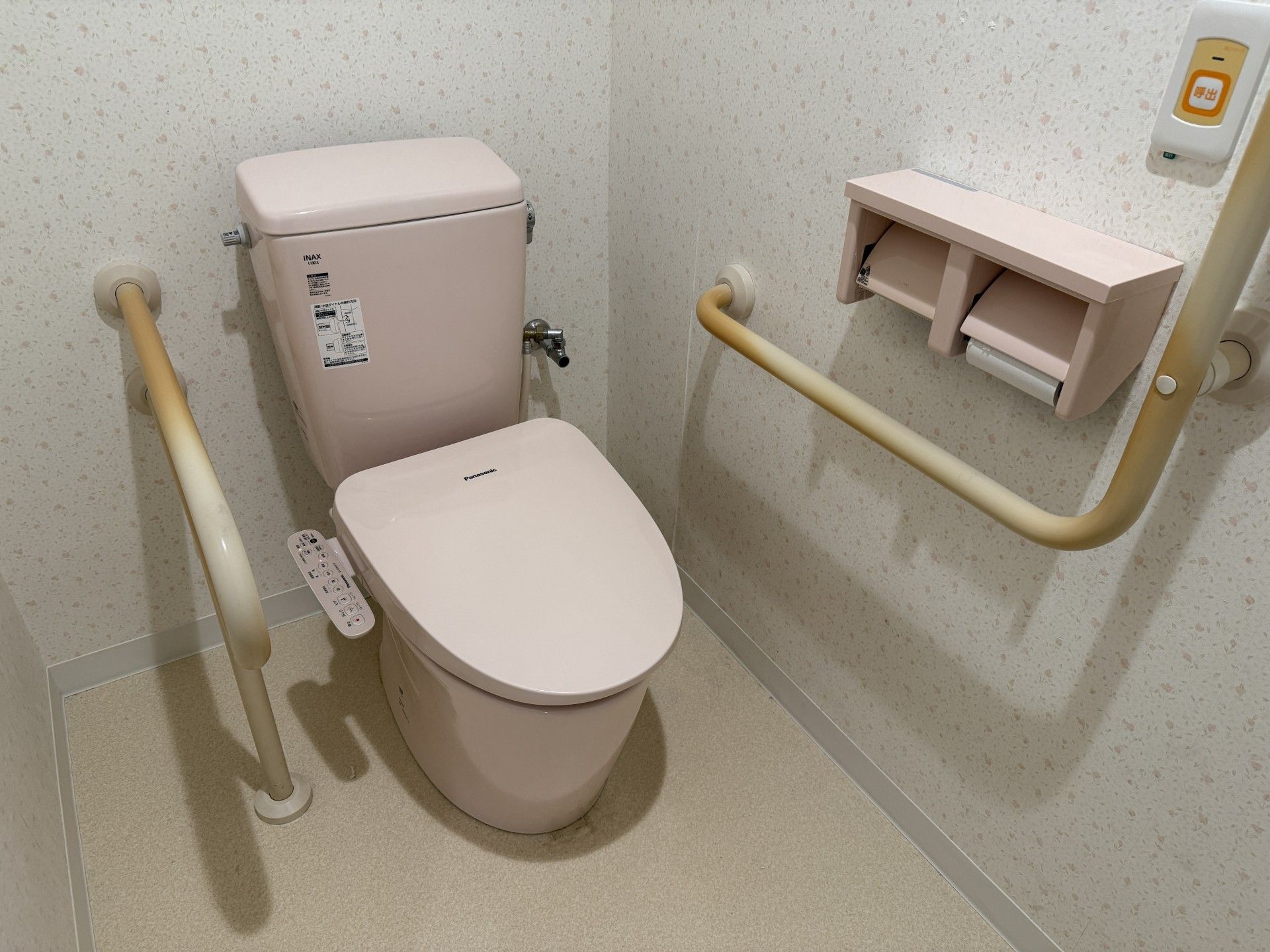 手すり付きのトイレ