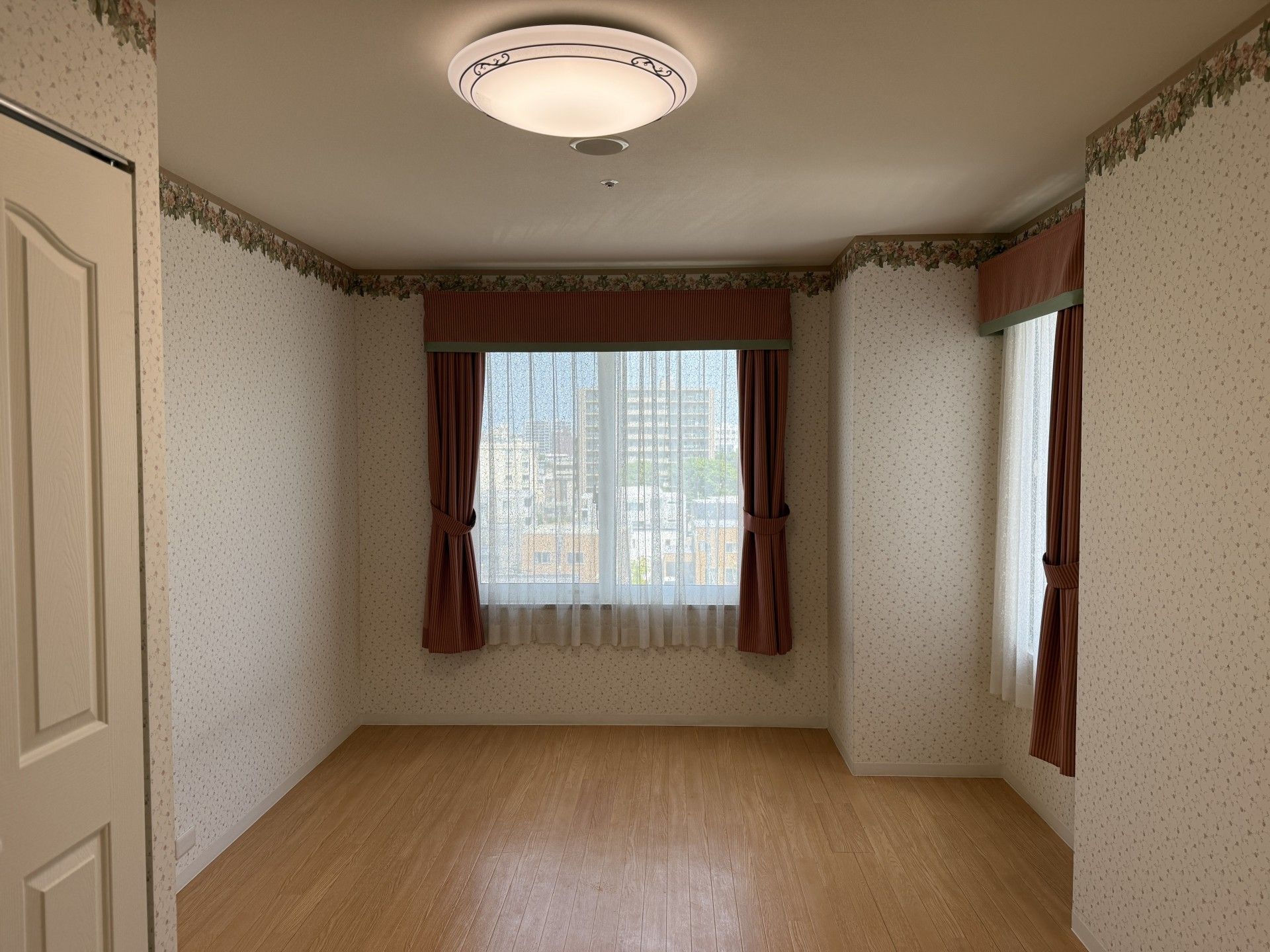 窓のある明るい部屋