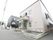 施設はアイボリーの2階建てで、入り口の横にはスロープがある。玄関はガラス張りになっていて、上には施設名が書かれたひさしがある。