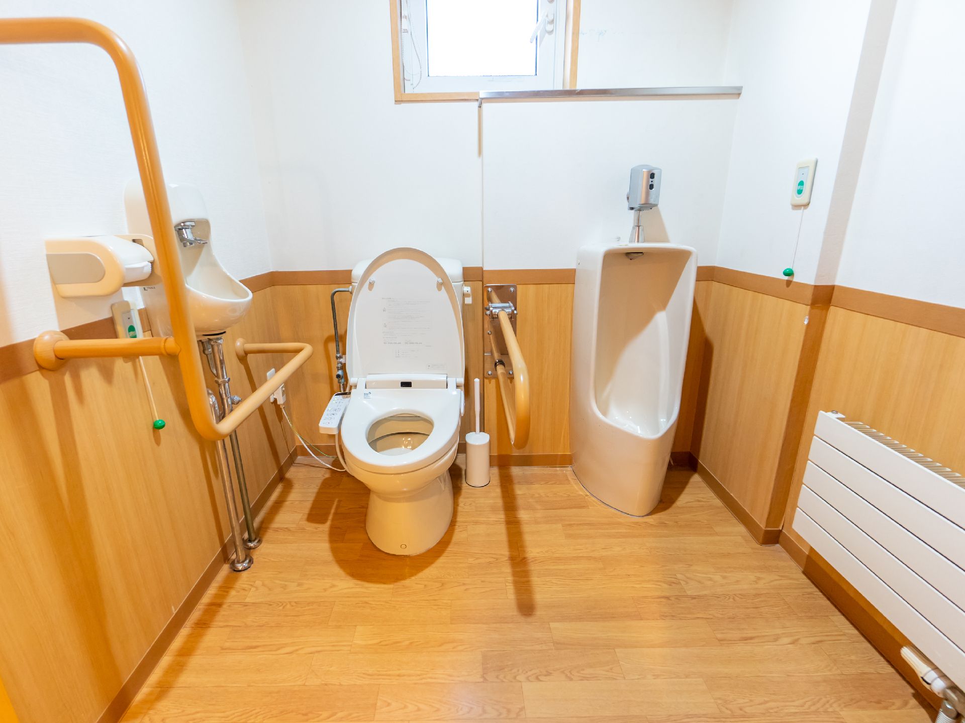 手すりが施されているトイレ
