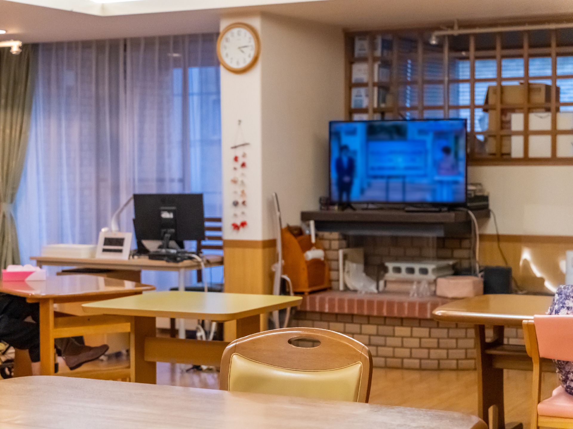 テレビをアップで写している共有スペース