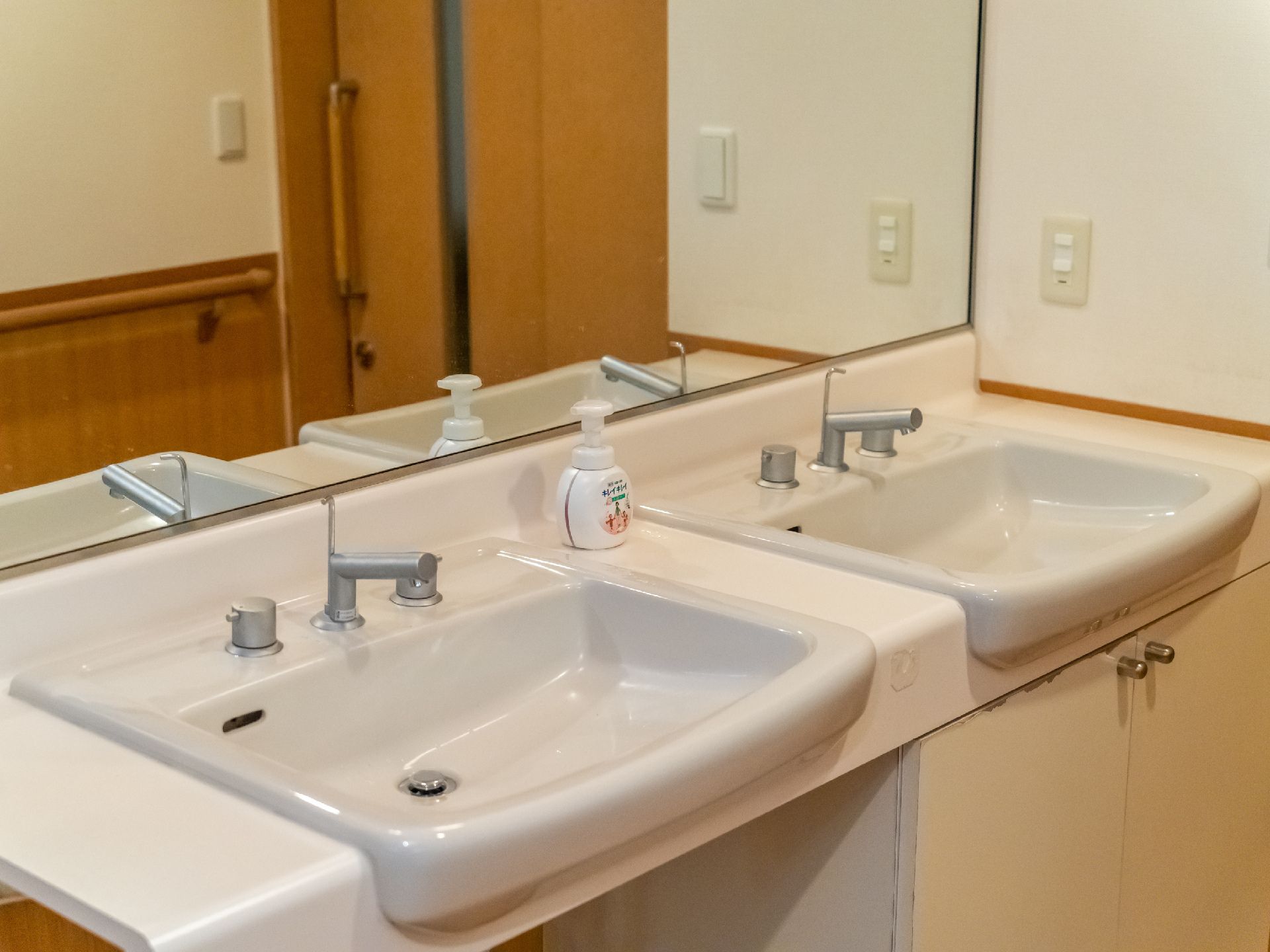 大きな鏡がついている洗面台