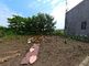 赤茶の外壁の介護施設と庭園