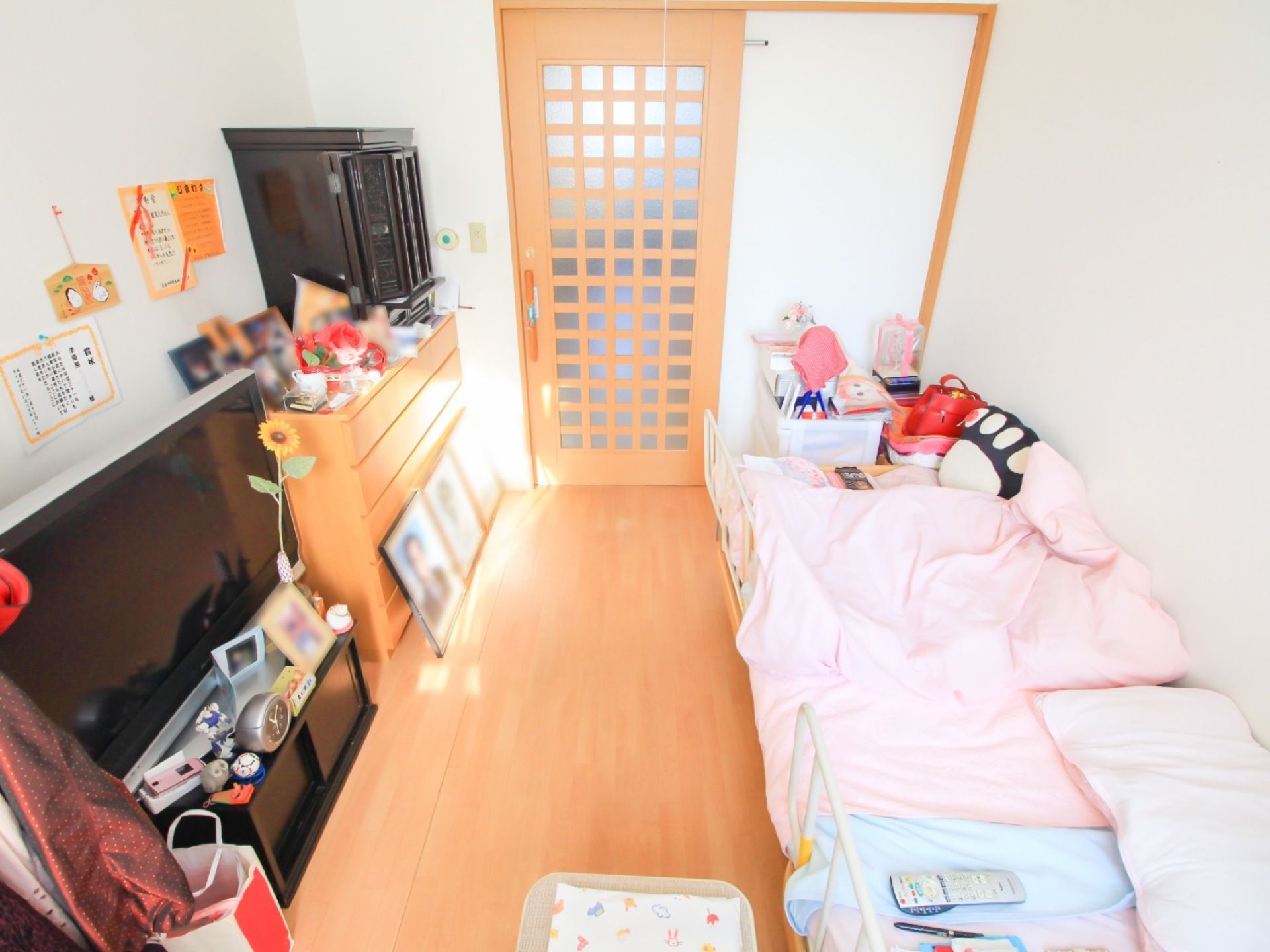 生活感を感じられる居室である。多くの家具や物が置かれているが、圧迫感がない。窓から光が差し込んでいる。