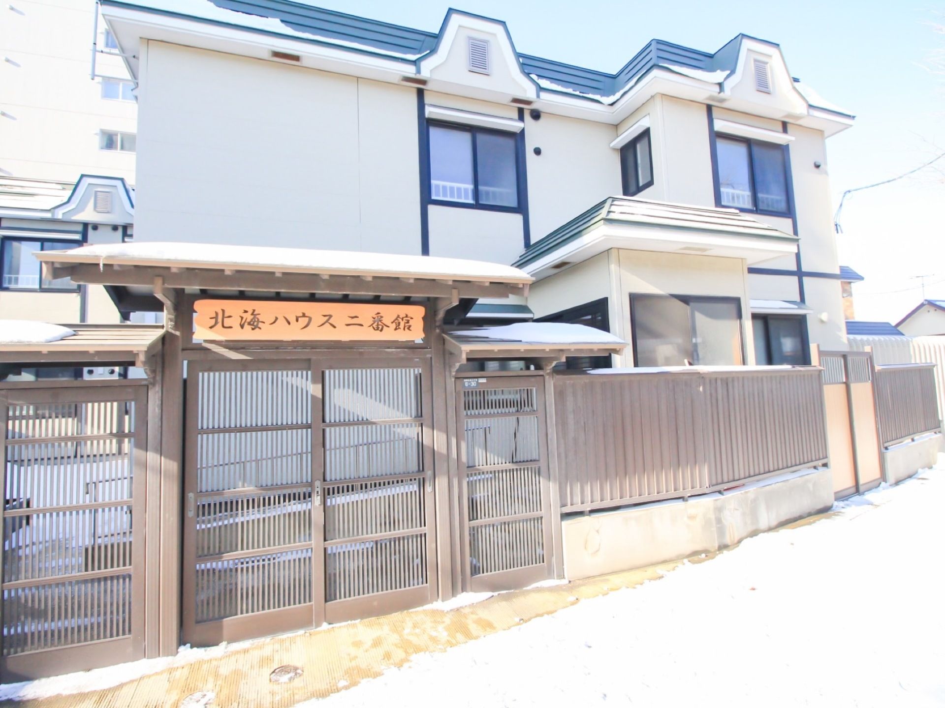 入口は門構えになっていて、施設名が入った表札が大きく飾られている。風情を感じる。木造２階建ての立派な建物である。