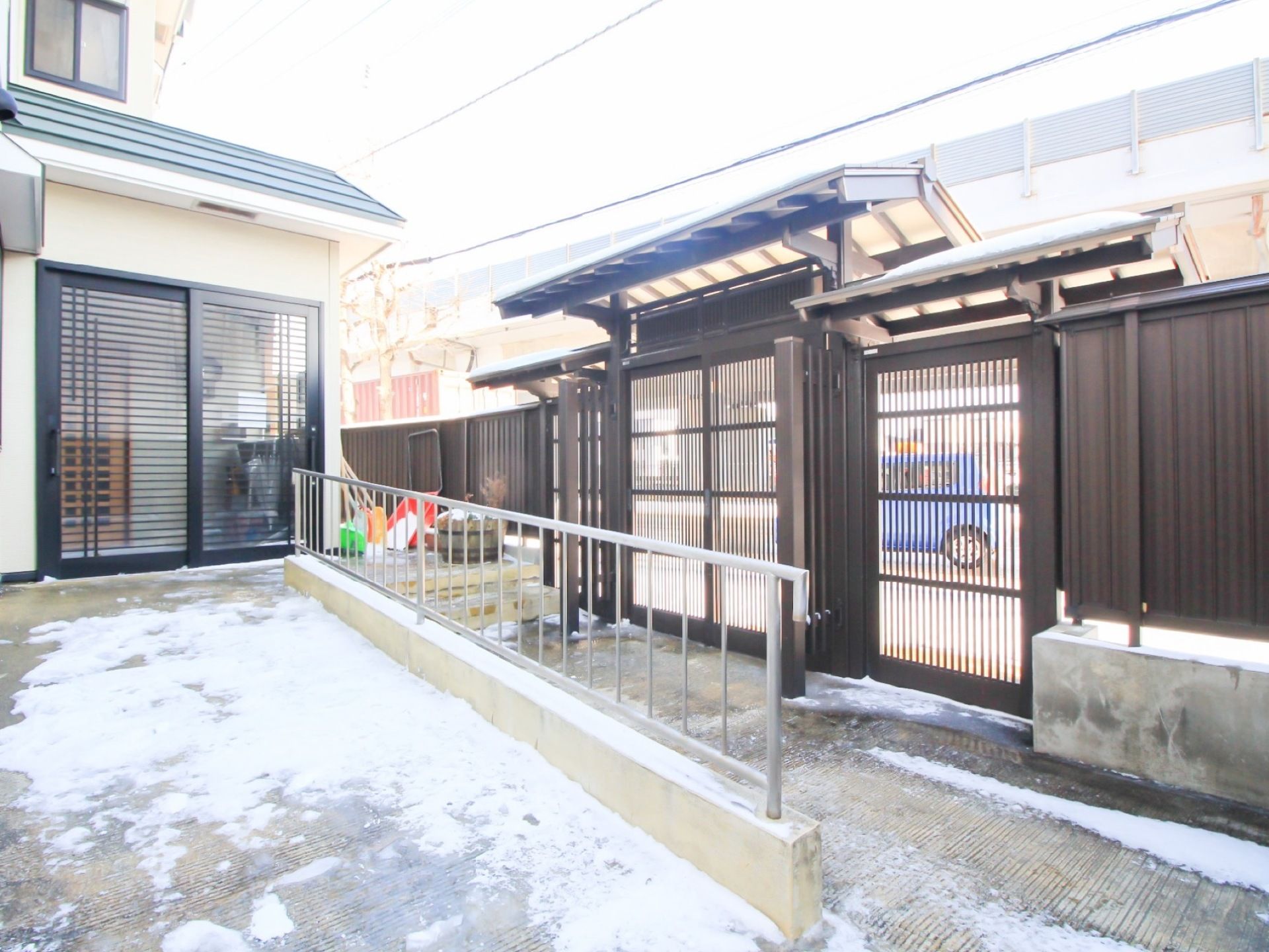 門を潜ると、玄関まではスロープとなっており、どなたでも移動しやすいよう配慮されている。スロープには手すりもつけられている。