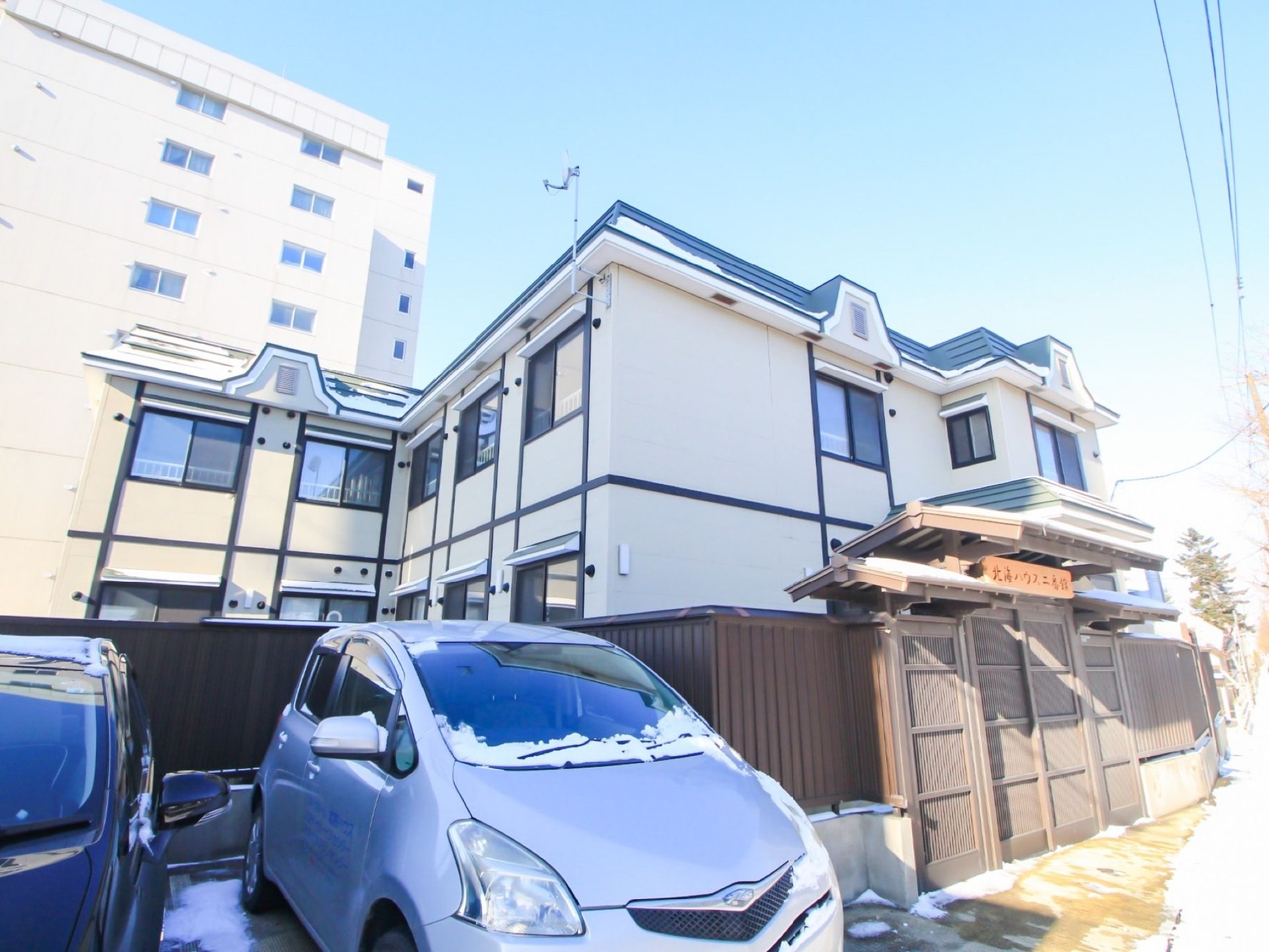 門構えが特徴的な２階建ての施設である。住宅街に立地している。正面には数台停めることができる駐車場がある。