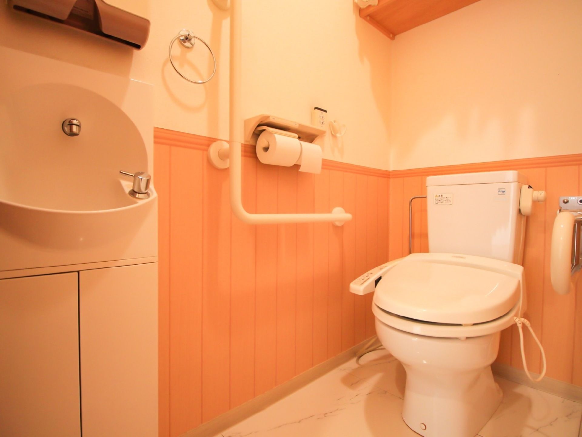 洗面台付きの洋式トイレの個室
