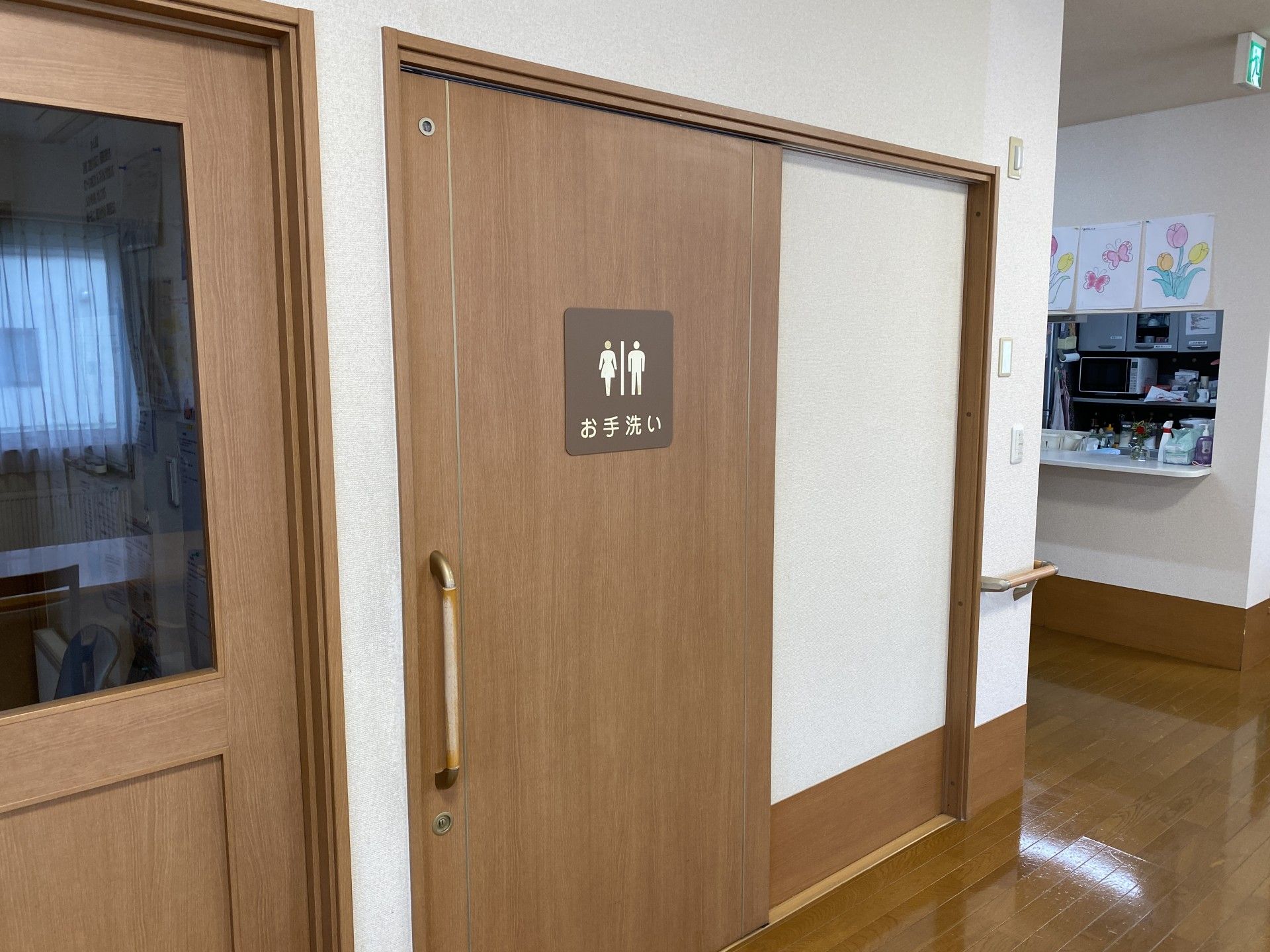 お手洗いの入口