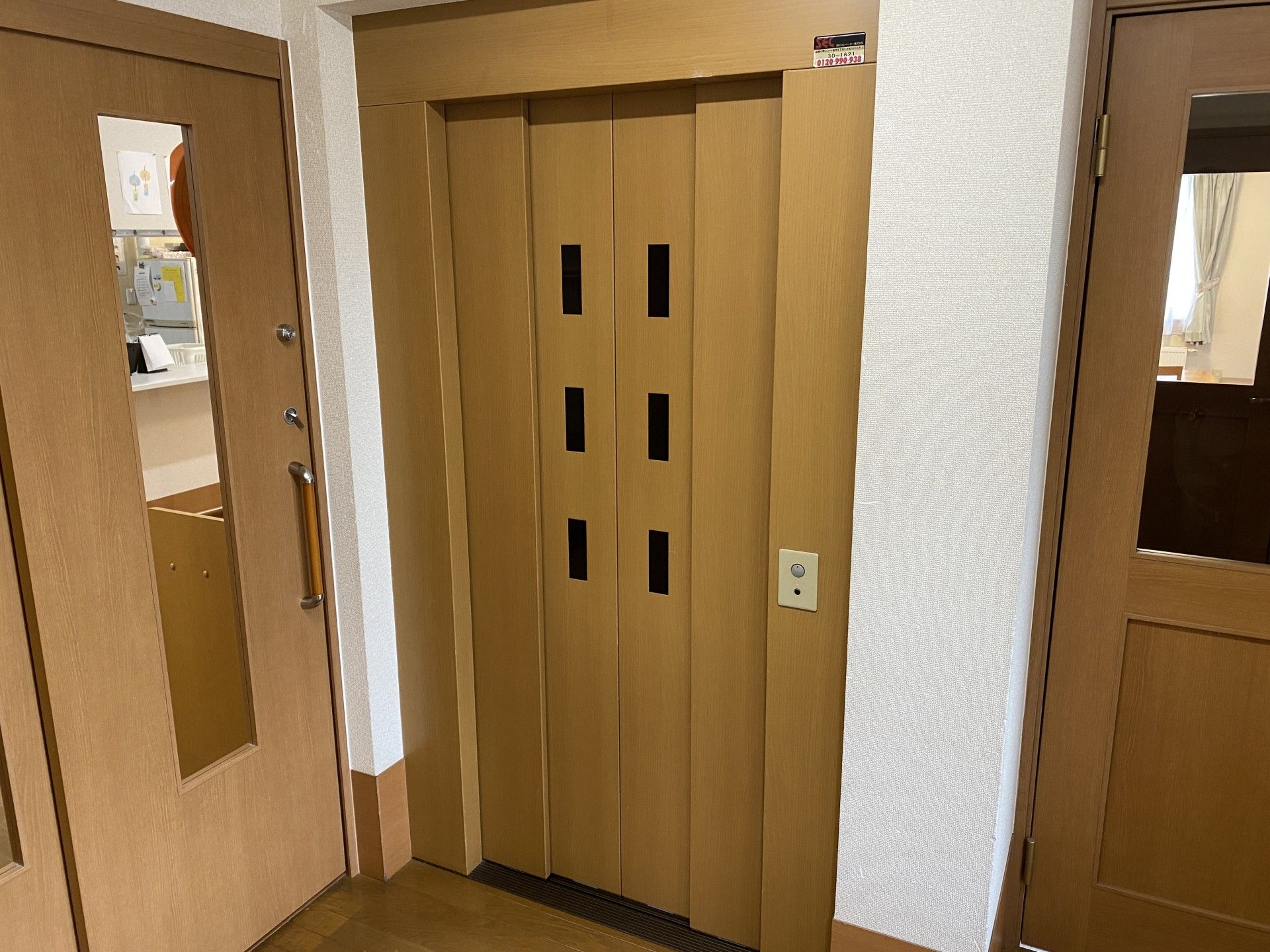 木目調のエレベーター前