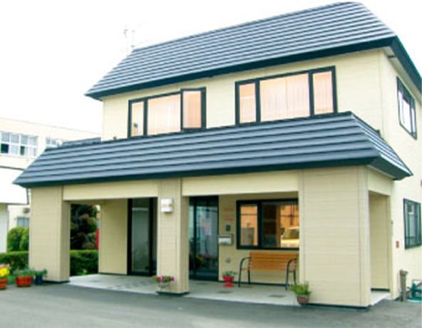 明るい外観の建物