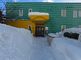 雪に囲まれた建物の外観