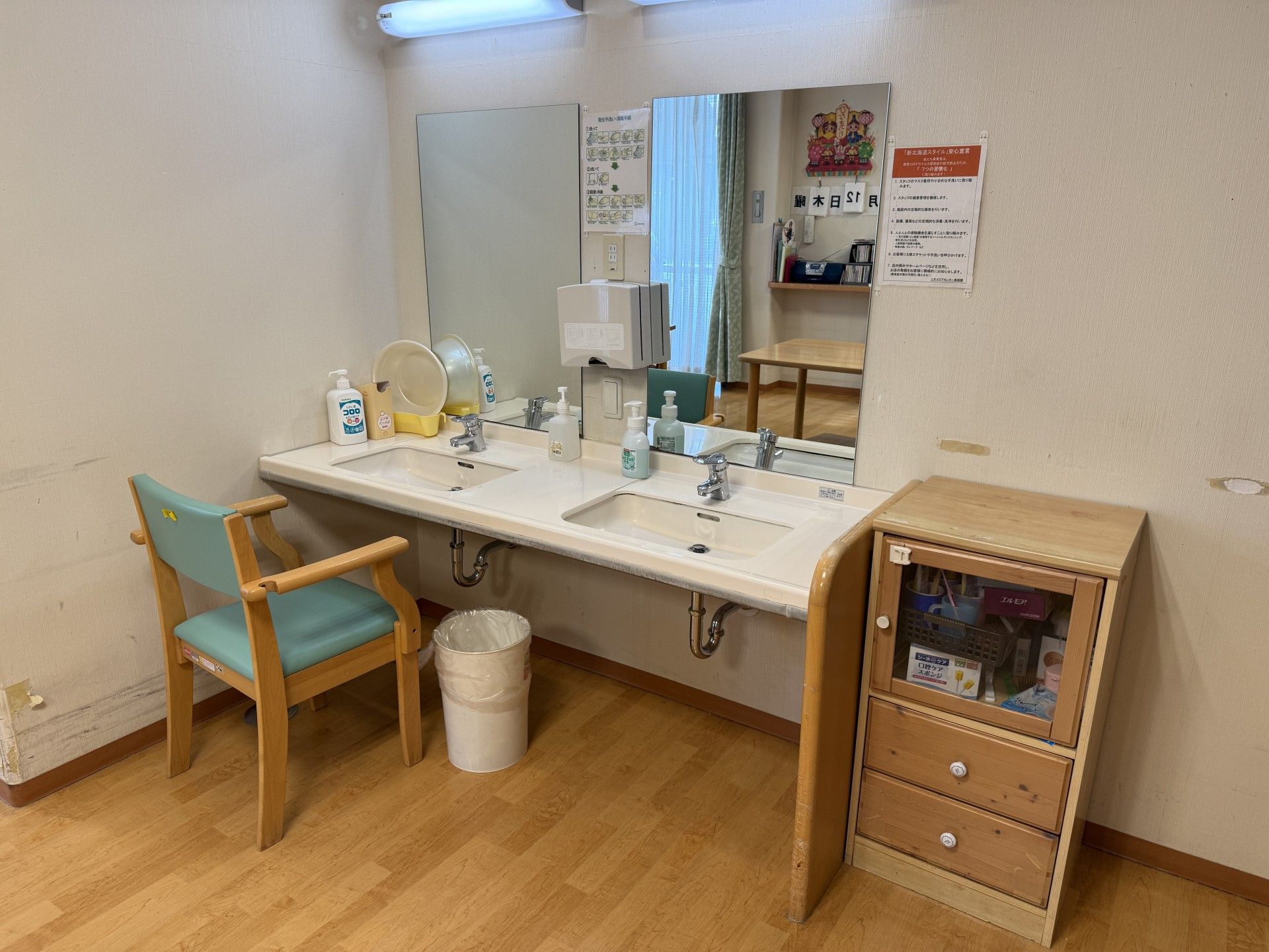 洗面台と椅子のある空間