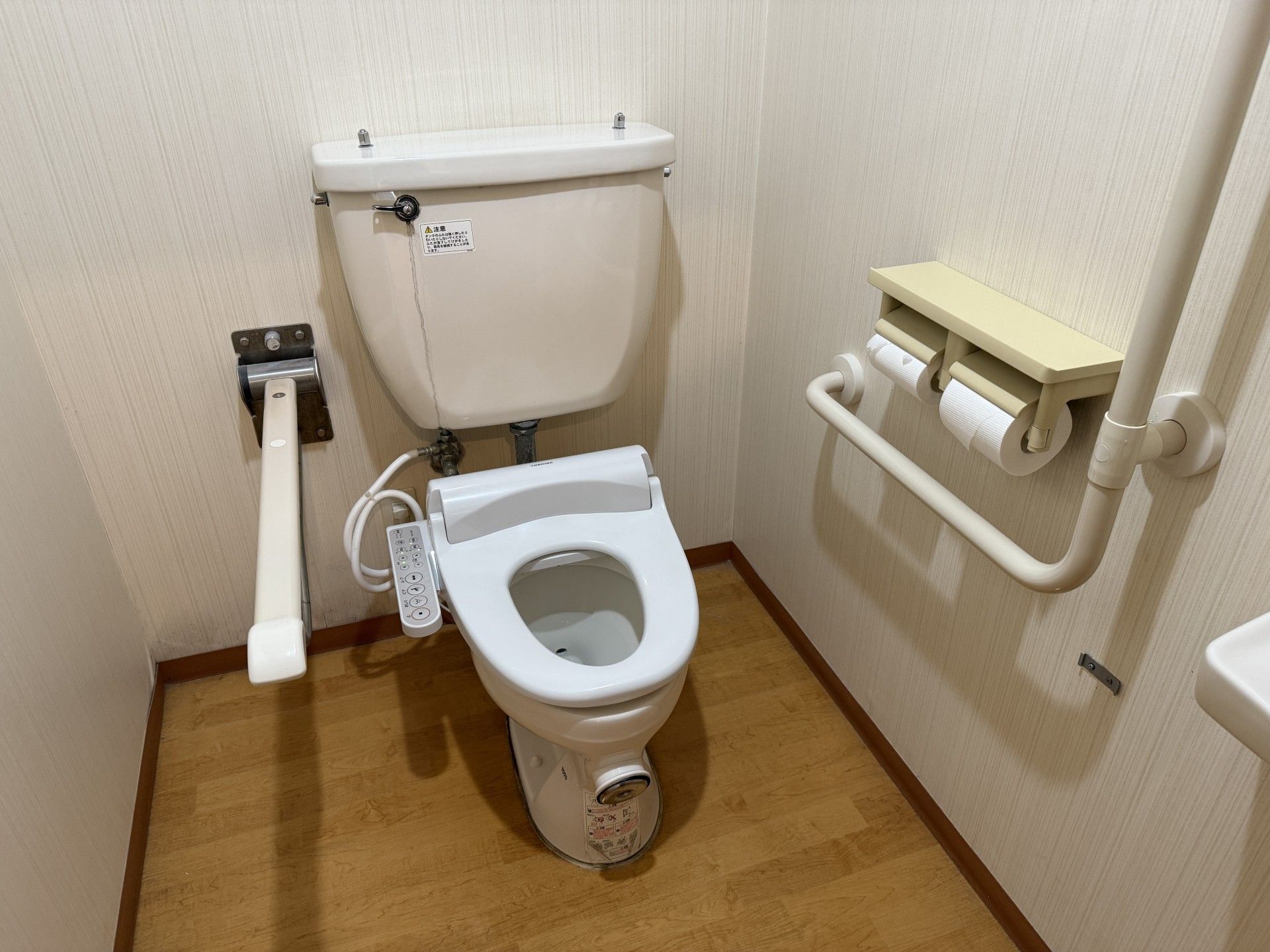 手すり付きのトイレ