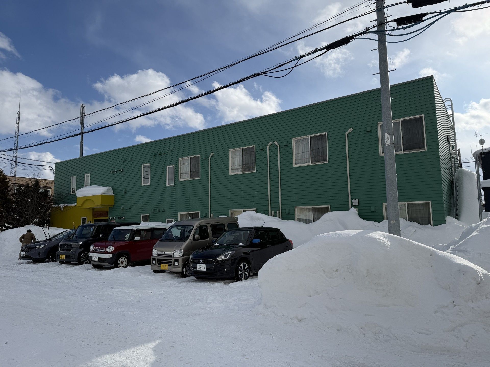 雪に囲まれた建物外観