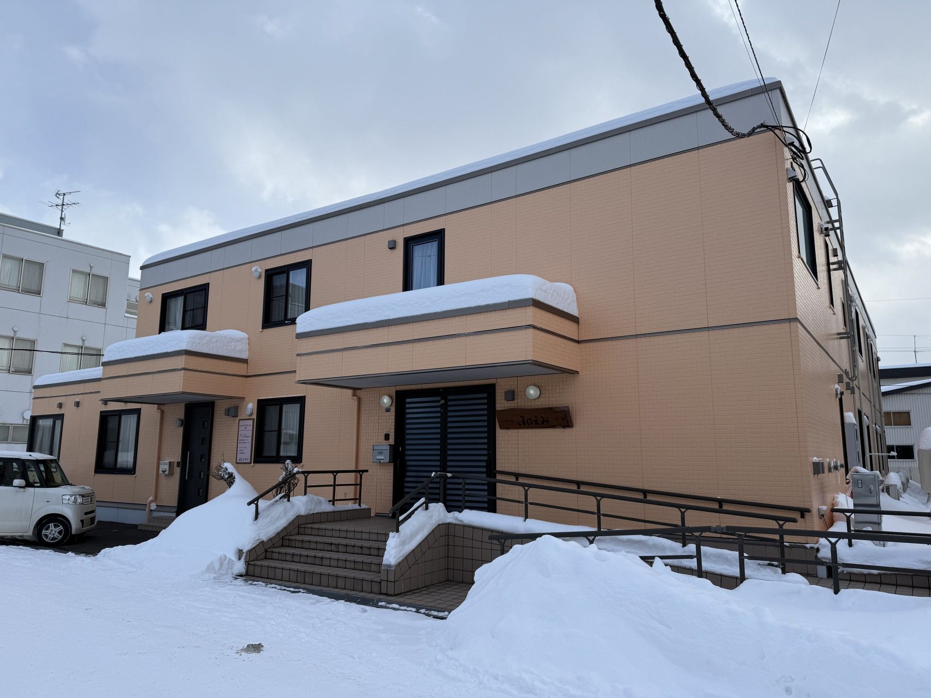 雪に囲まれた建物の外観