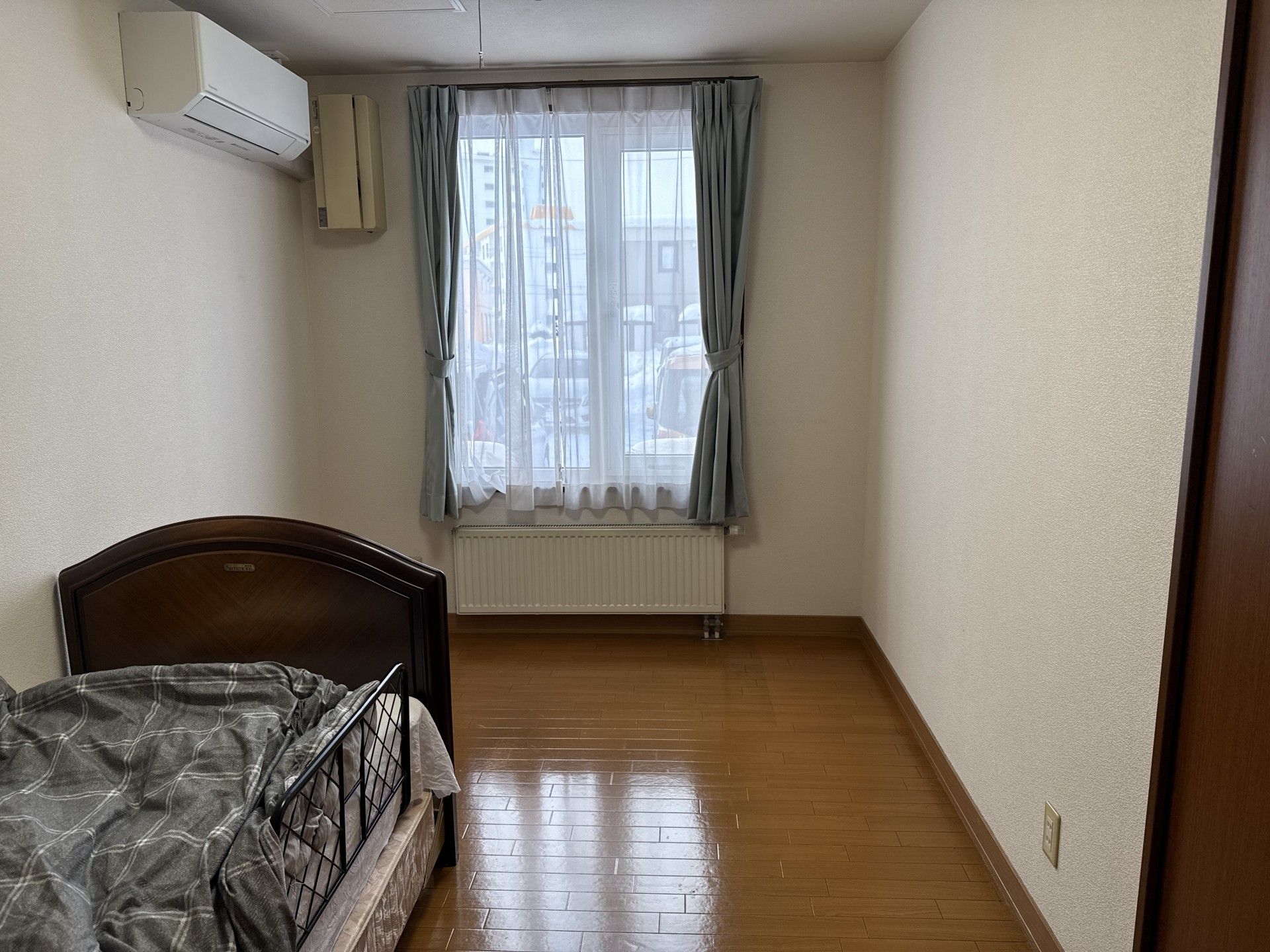 窓際のベッドルーム