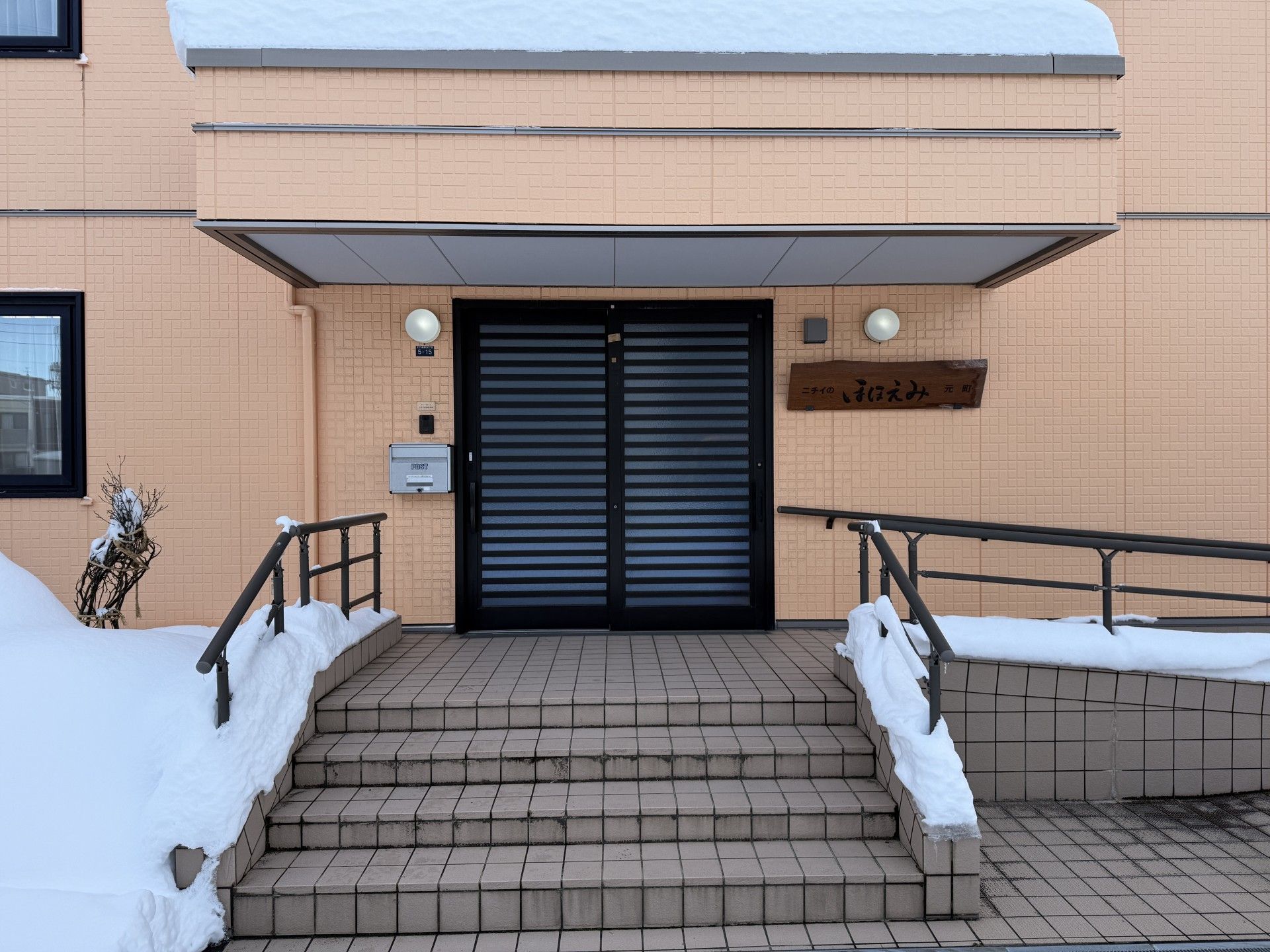 雪の積もる玄関