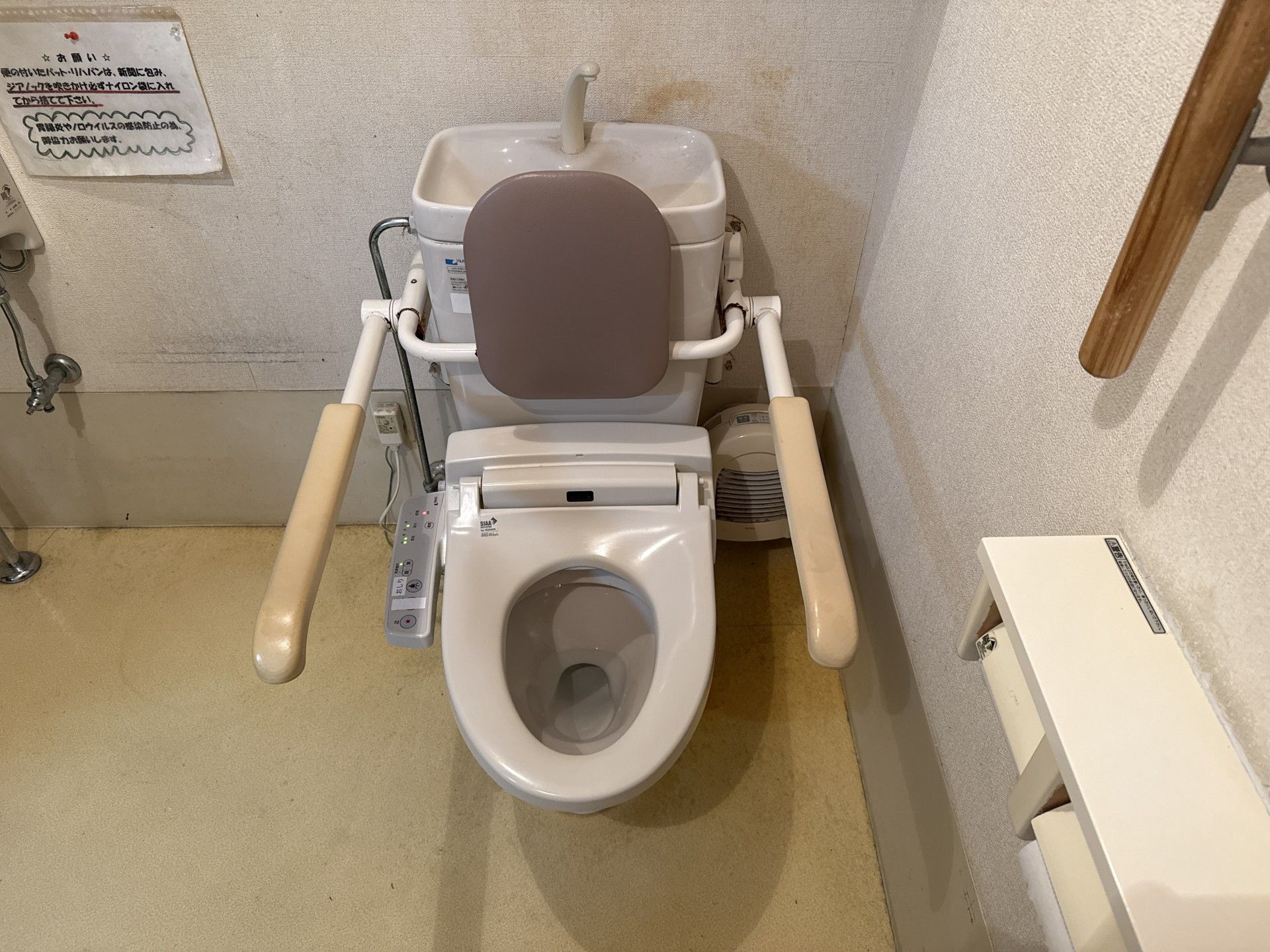 手すり付きのトイレ