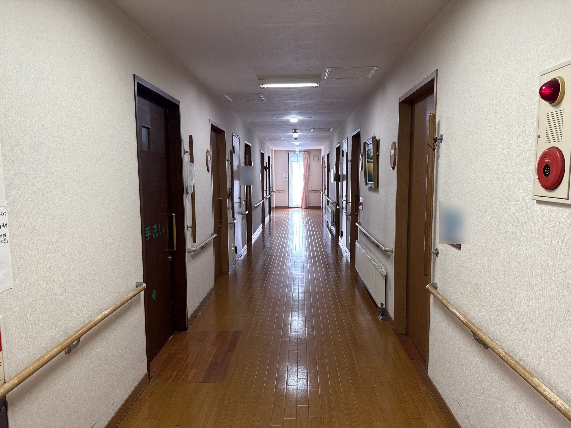 手すり付きの長い廊下