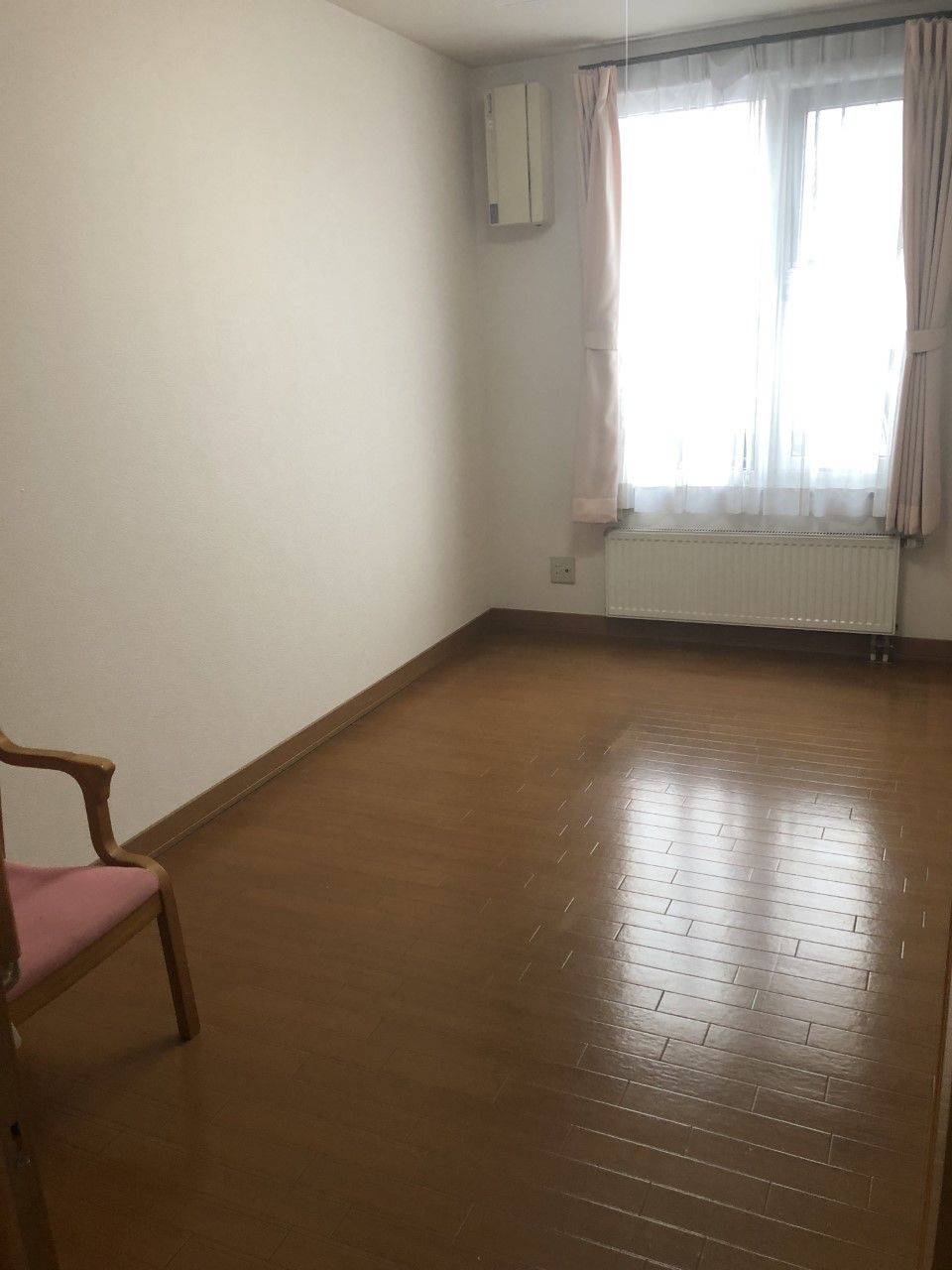 明るい個室の空間