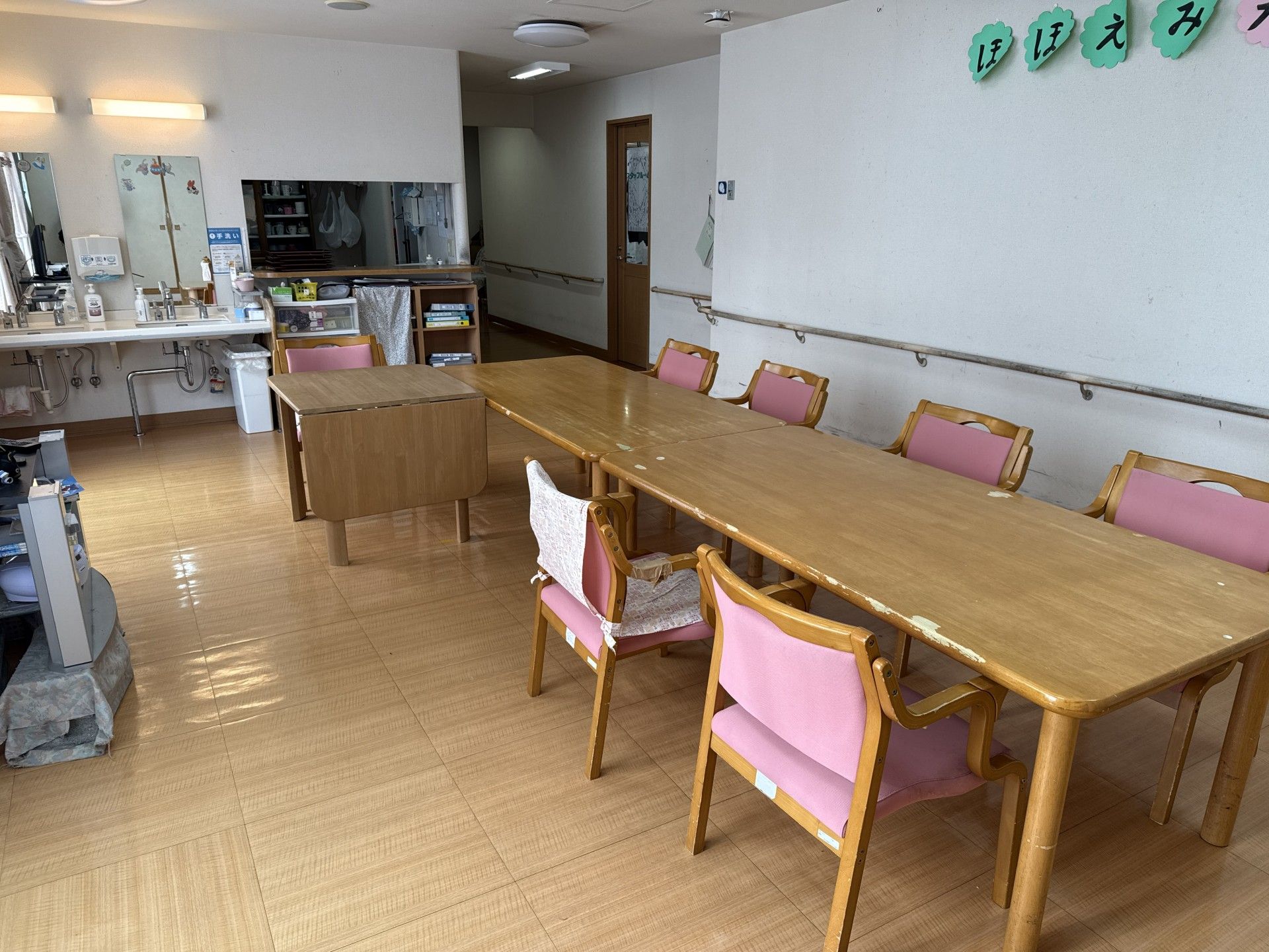 広いテーブルと椅子の部屋