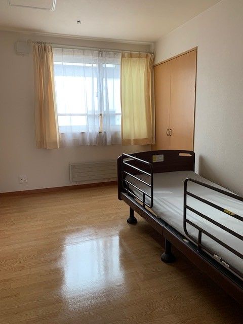 明るい個室のベッド