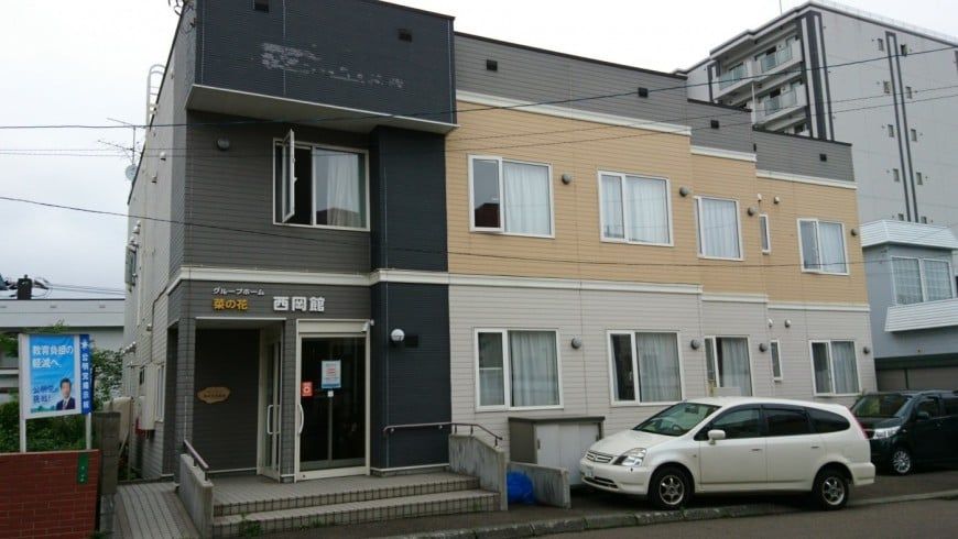 落ち着いた色合いの外観
