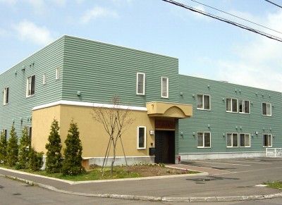 ゆったりとした外観の建物