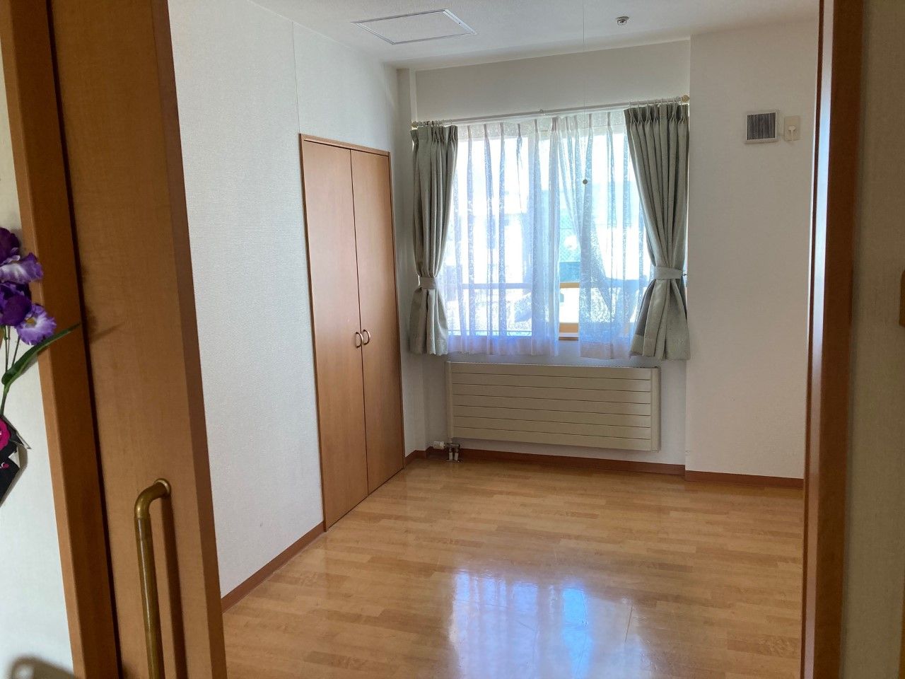 明るい居室の一角
