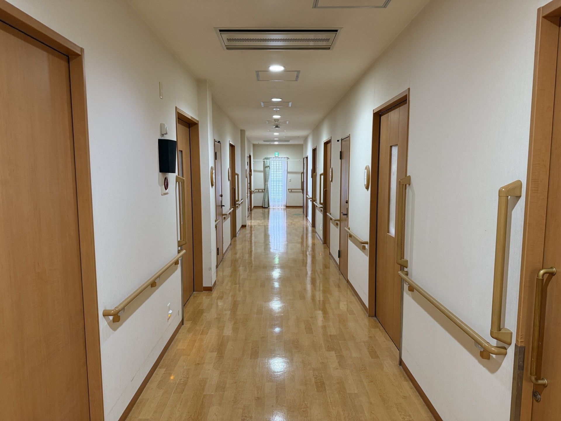 手すり付きの廊下