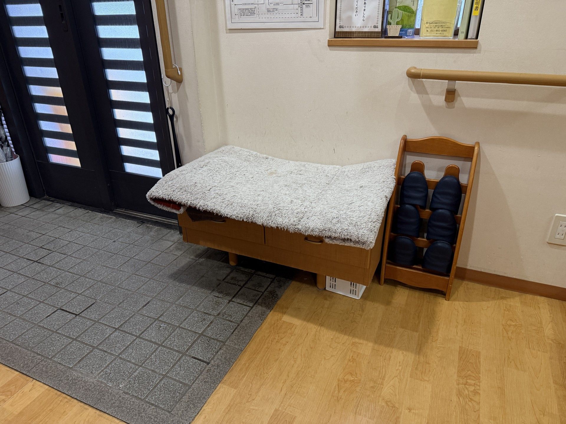 玄関のベンチとスリッパ