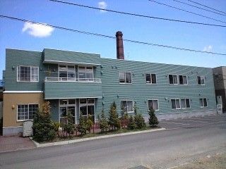 明るい外観の建物