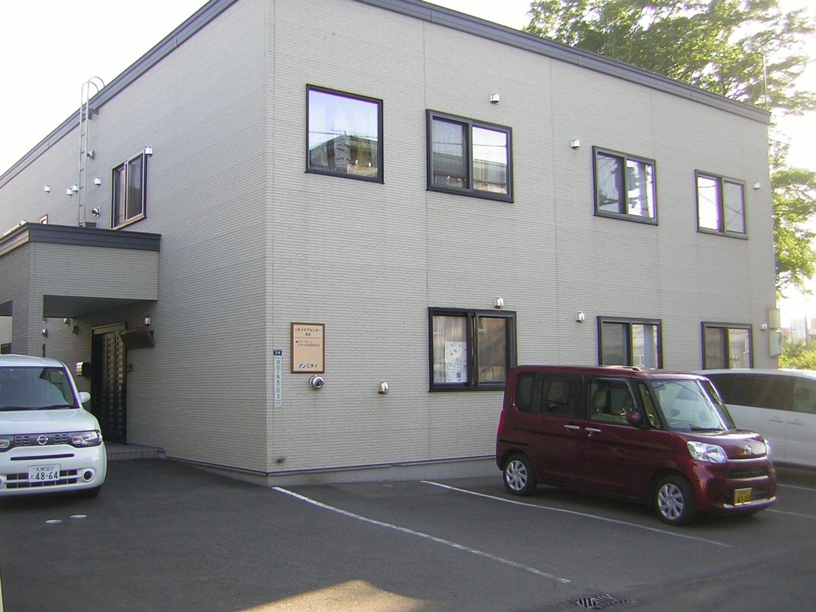 ゆとりある駐車場の建物
