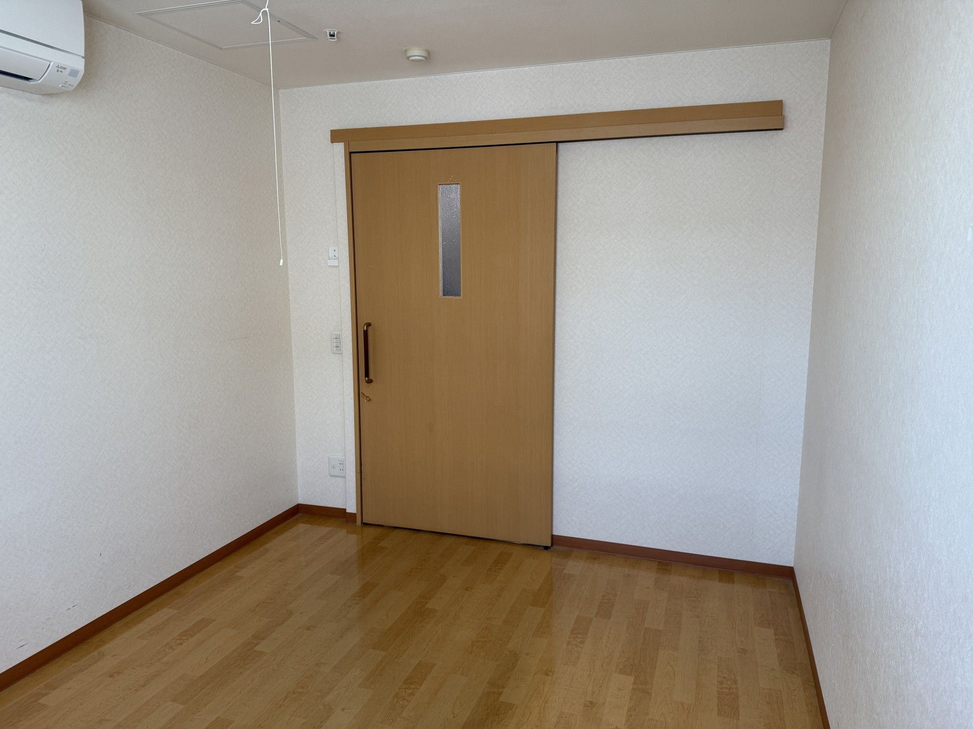 木製ドアのある部屋