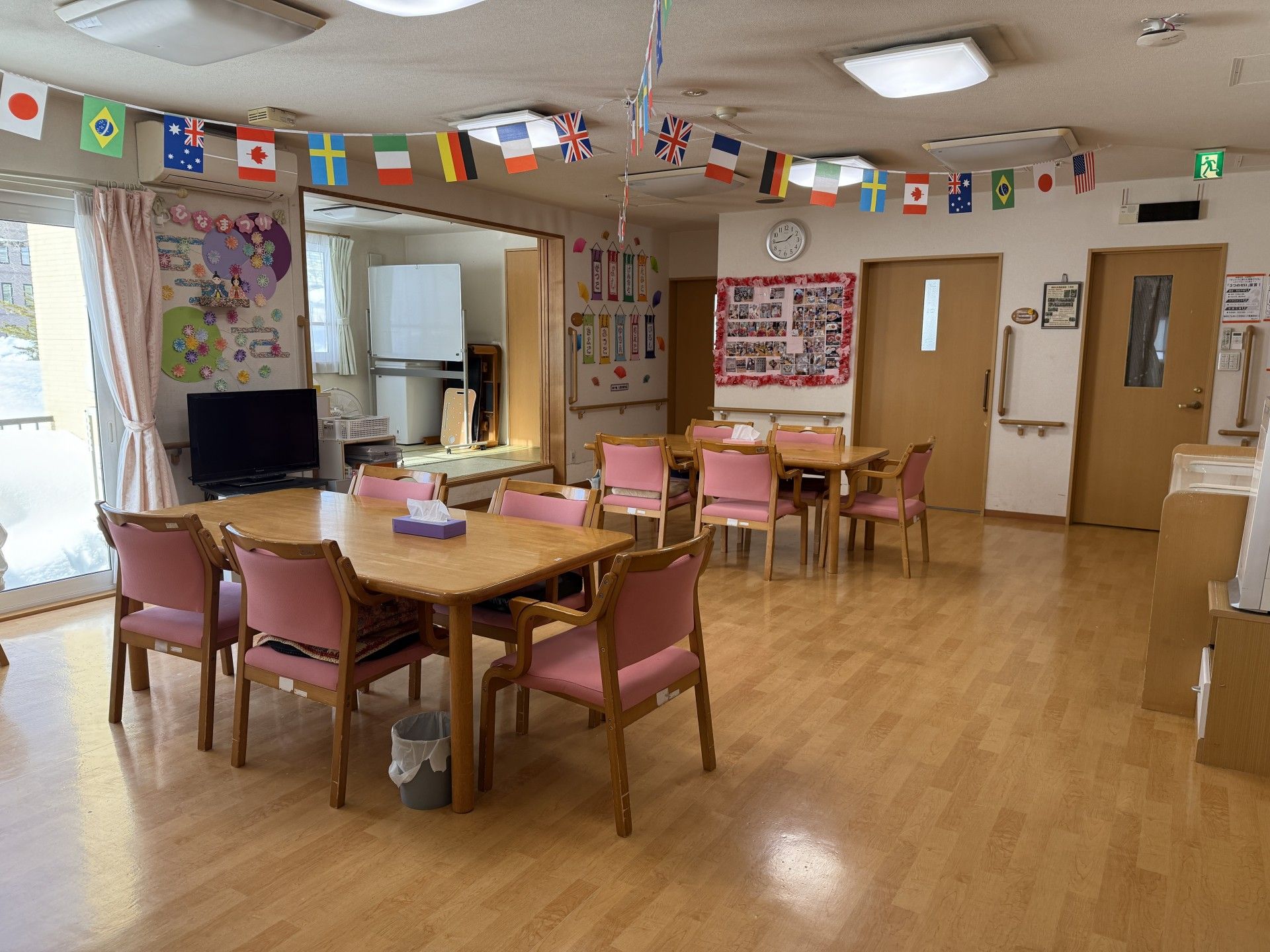 国旗が飾られた部屋