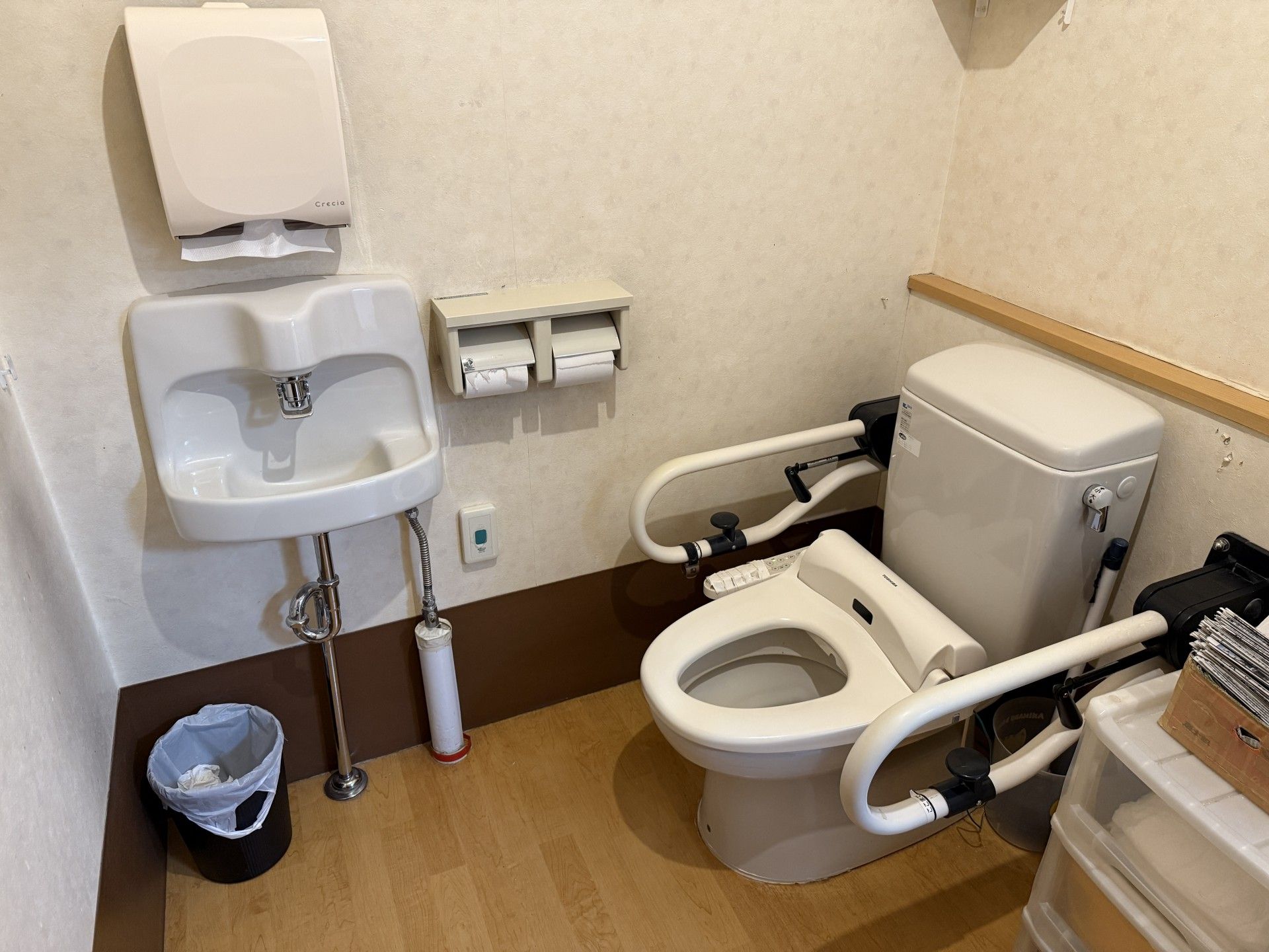 手すり付きのトイレ
