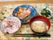 花柄のトレーに乗った食事。味噌汁に混ぜご飯、青菜のお浸しに煮魚。