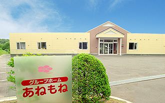 ゆったりとした入口の建物