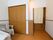 ベッドの側には、ポータブルトイレがある。大きなクローゼットが備え付けられており、荷物を収納しやすい。