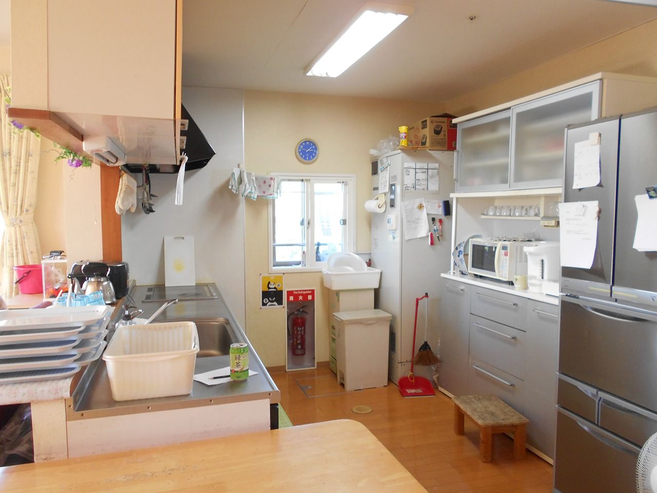 広めのキッチンスペースの様子。本格的なシステムキッチンの設備