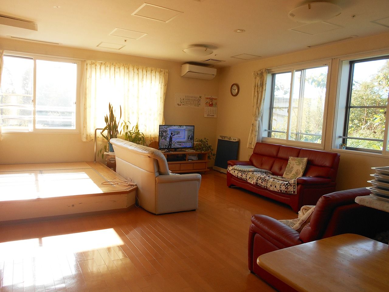 広めのリラックススペースの様子。ソファやテレビが置いてある空間