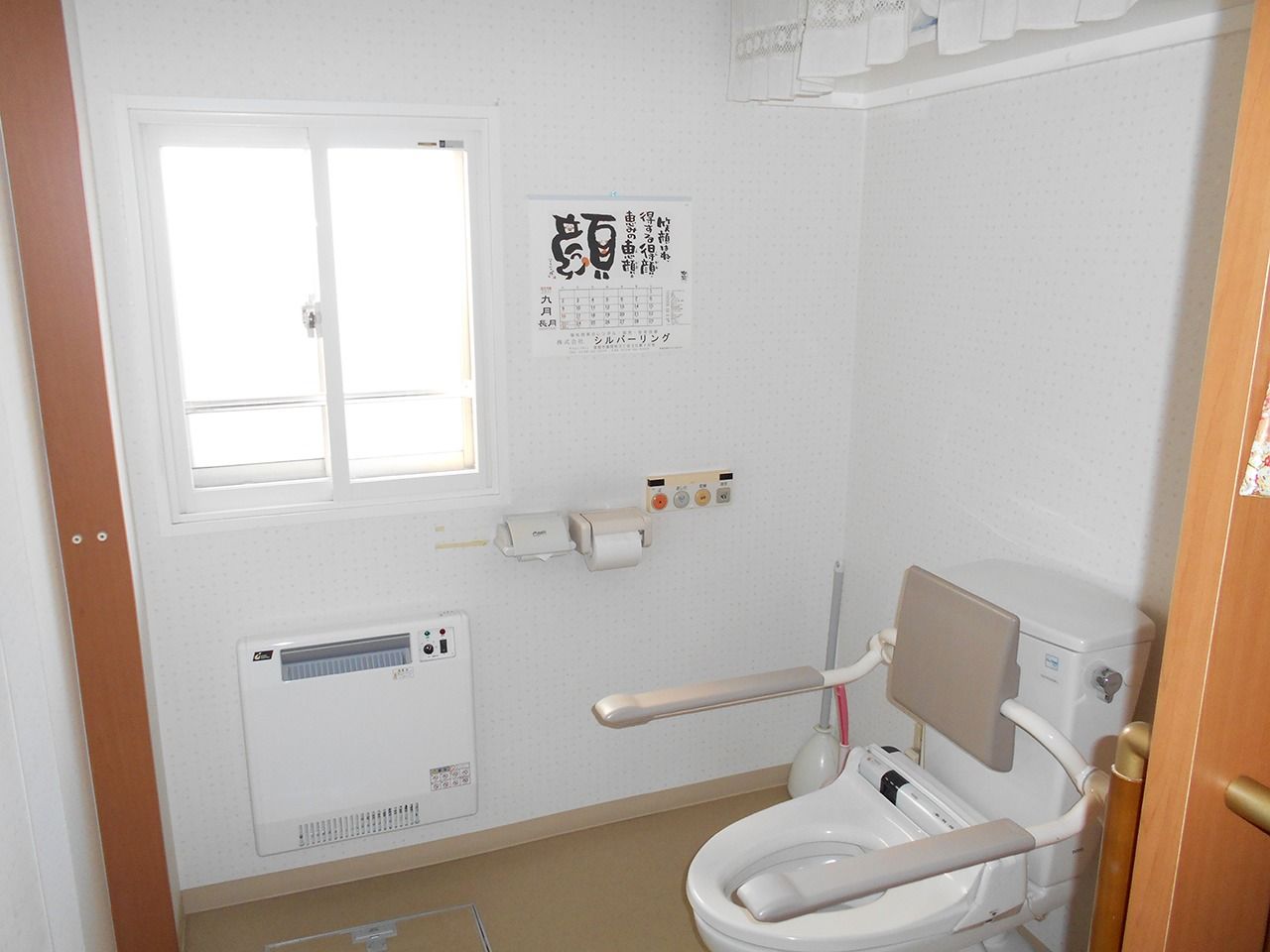 車いすが入る広さの手すり付きトイレ。施設内の設備の写真