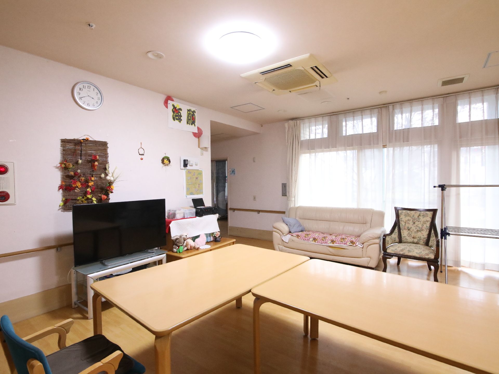 日差しが差し、テレビや椅子があるので過ごしやすい共有スペース