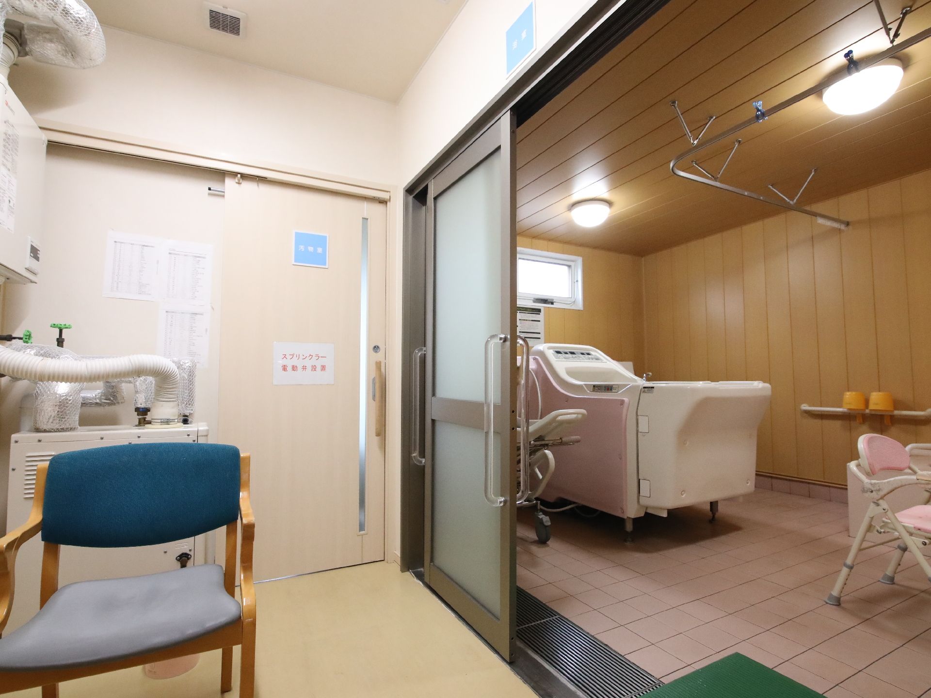 転倒事故が起こらないように、手すりが多く設置されている浴室