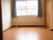 広めのワンルームタイプの部屋の様子。窓から日差しが差し込んでいるのが分かる