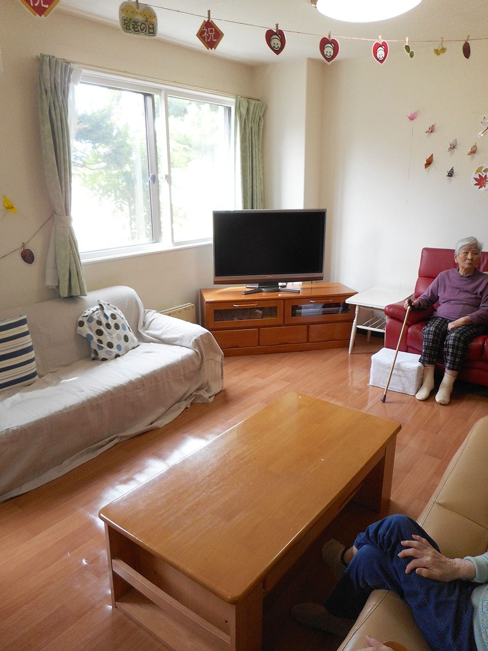 テレビやいす、ソファなどが置いてあるリラックスsの様子。施設内の共有スペース