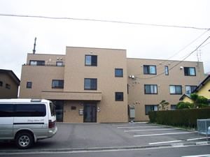 小さなマンションのような鉄骨造の建物の写真。グループホームの外観