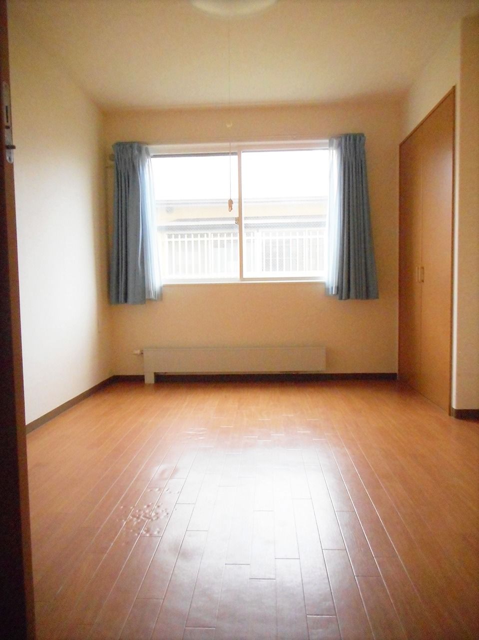 広めのワンルームタイプの部屋の様子。窓から日差しが差し込んでいるのが分かる